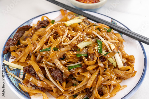 Obraz na płótnie Stir fried rice noodle with beef served on a plate w salonie