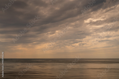 Obraz na płótnie Ocean with sky in horizon. Calm sea in evening. Seascape at sunset. w salonie