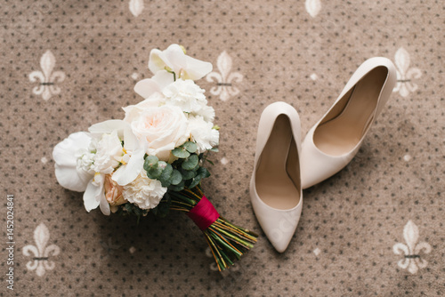 Obraz na płótnie Wedding Bouquet and White High Heels on Carpet w salonie