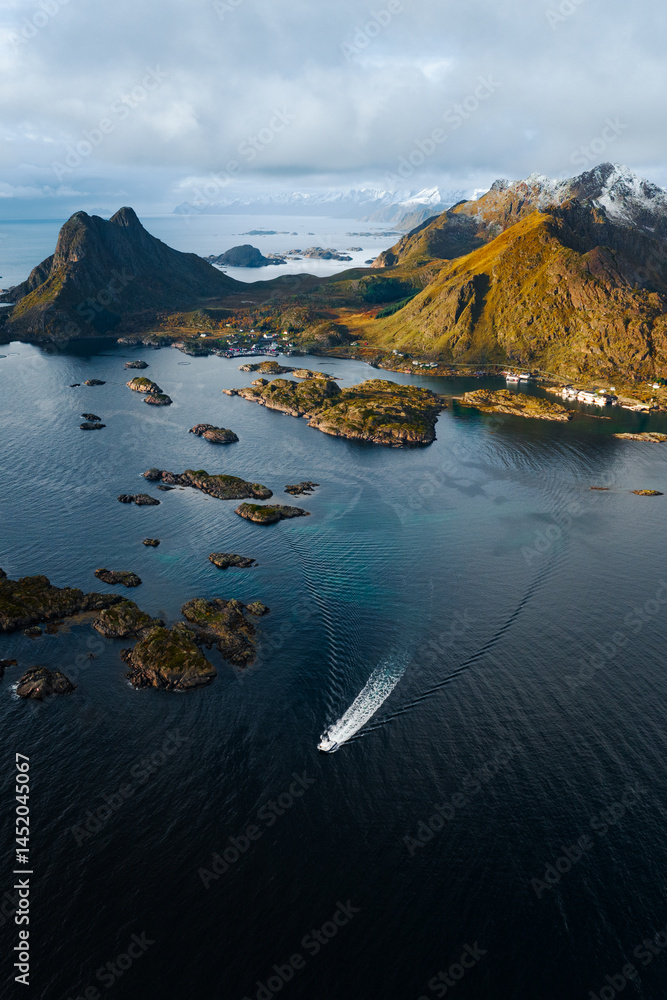 Naklejka premium Enjoy a serene aerial view of a scenic coastal landscape with majestic mountains and water