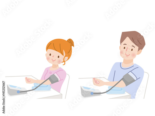 血圧を測るミドル夫婦