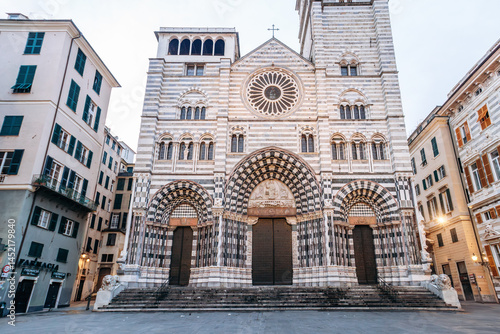 Photos Facade of the Cathedral of San Lorenzo (Cattedrale di San Lorenzo) in Genoa, fea