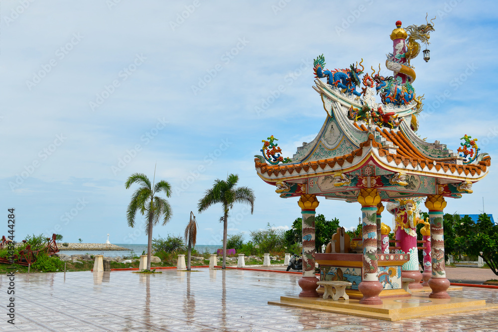 Fototapeta premium chinese dragon statue in temple
