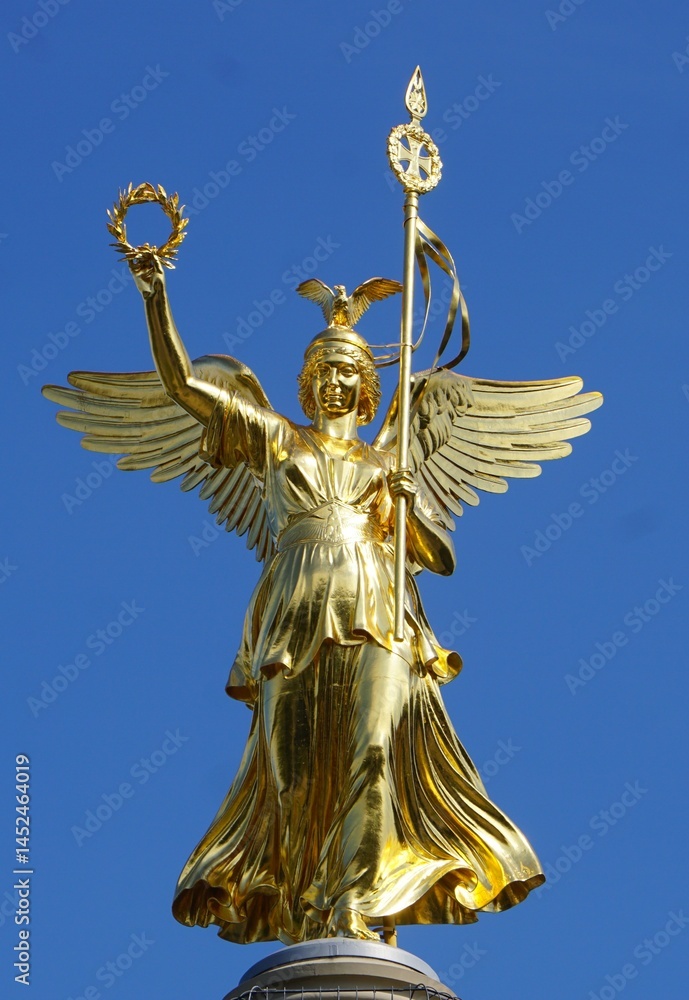 Obraz premium Frontal close up of the iconic Goldelse golden angel statue on top of the landmark Siegessäule (Victory Column) on Grosser Stern, Berlin, Germany
