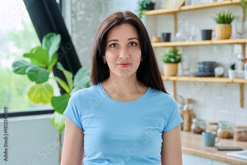 Obraz na płótnie Headshot portrait young smiling woman at home in kitchen w salonie