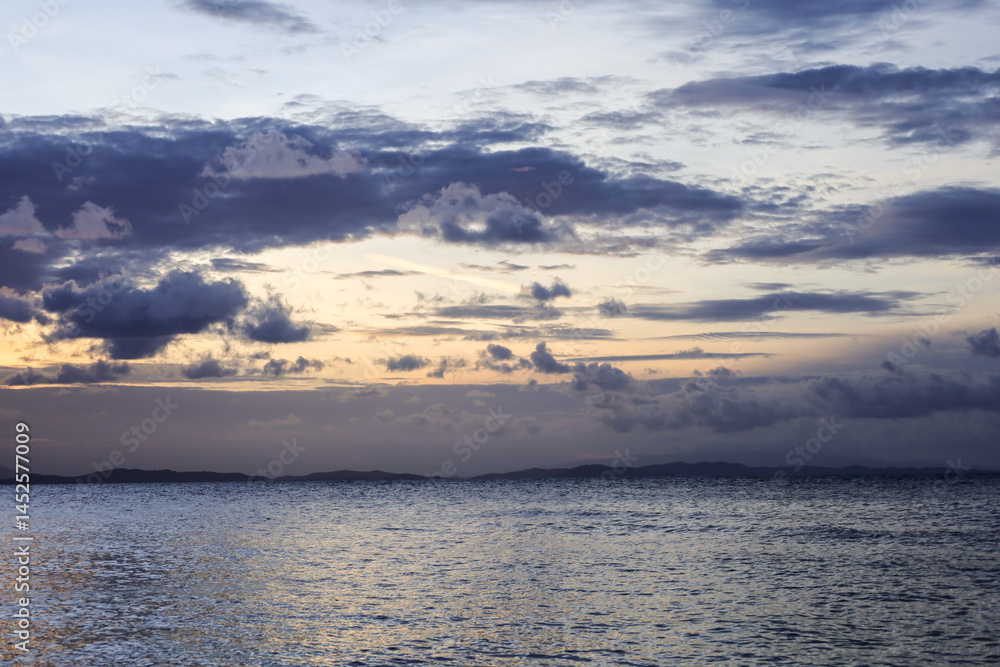 Naklejka premium sunset over the sea