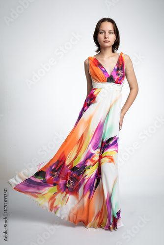 Obraz na płótnie Fashion portrait of beautiful model against white background w salonie