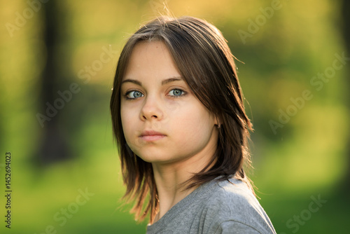 Obraz na płótnie Portrait of preteen girl in park in spring w salonie