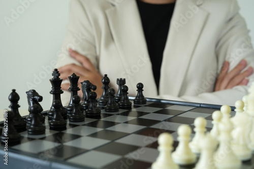 Fotografi Asian businesswoman plays chess how to crash overthrow the competitor concept business strategy for win