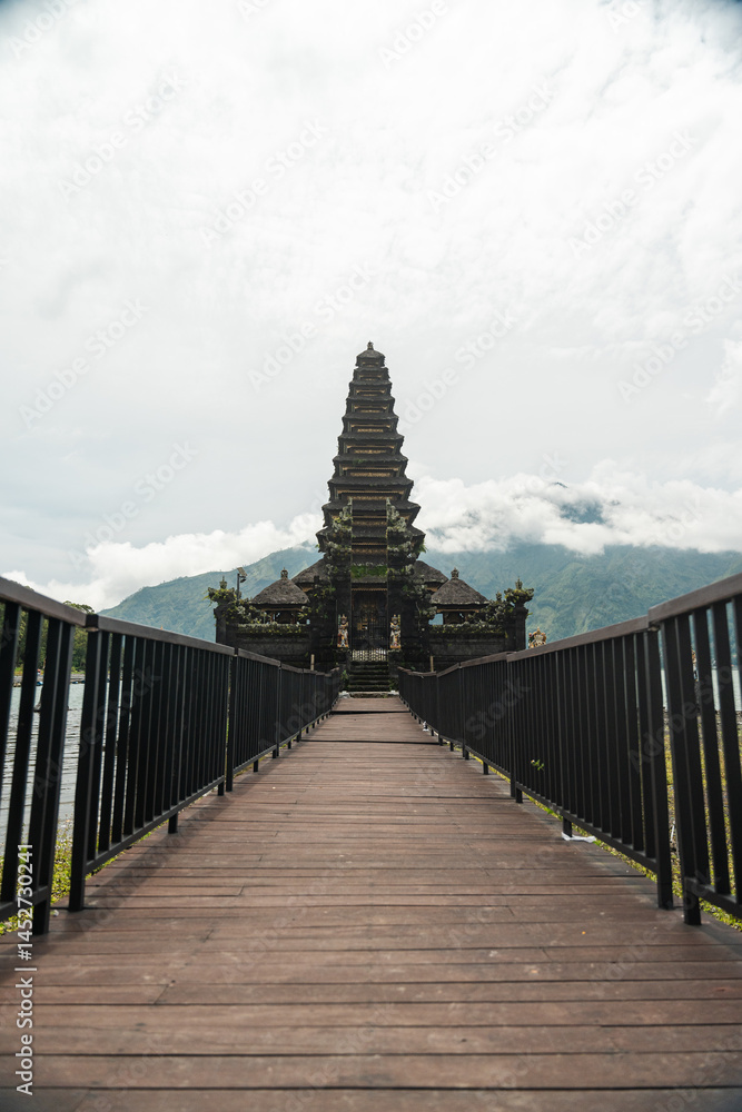 Obraz premium Templo budista sobre el agua en Bali