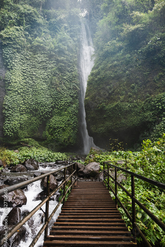 Puente de madera en la cascada Sekumpul, Bali, Indonesia