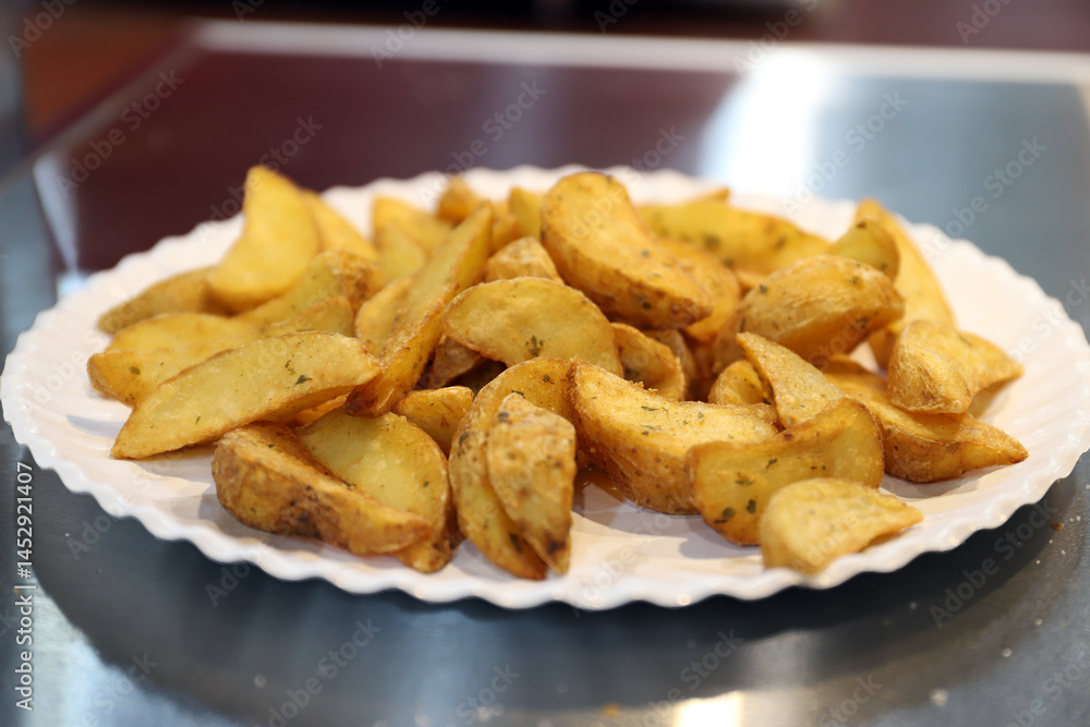 gajos de patatas asadas en un plato gajos de patatas asadas en un plato
