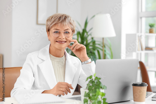 Beautiful mature businesswo...