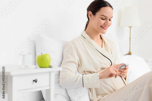 Young pregnant woman with g...