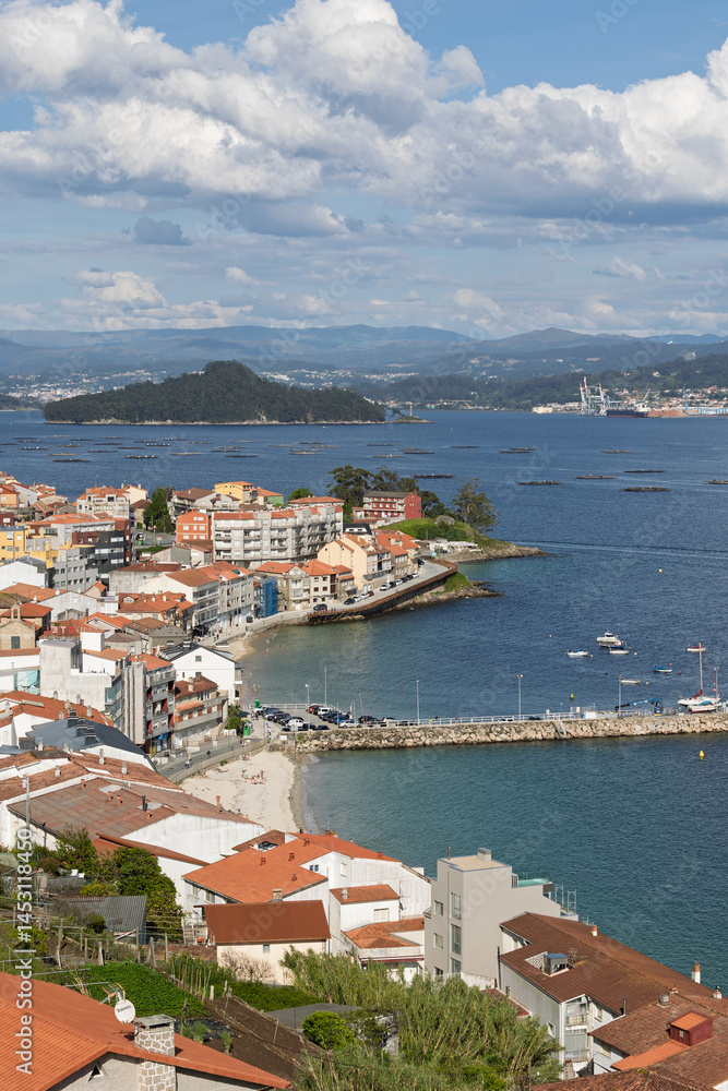 Obraz premium Coastal village of Poio overlooking picturesque bay on sunny day