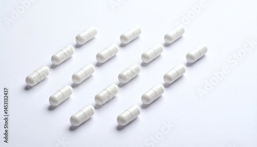 Obraz na płótnie White capsules aligned in perspective pattern on light background with soft focu w salonie