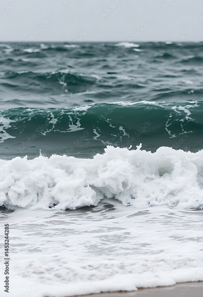 Fototapeta premium ocean waves are crashing on the beach