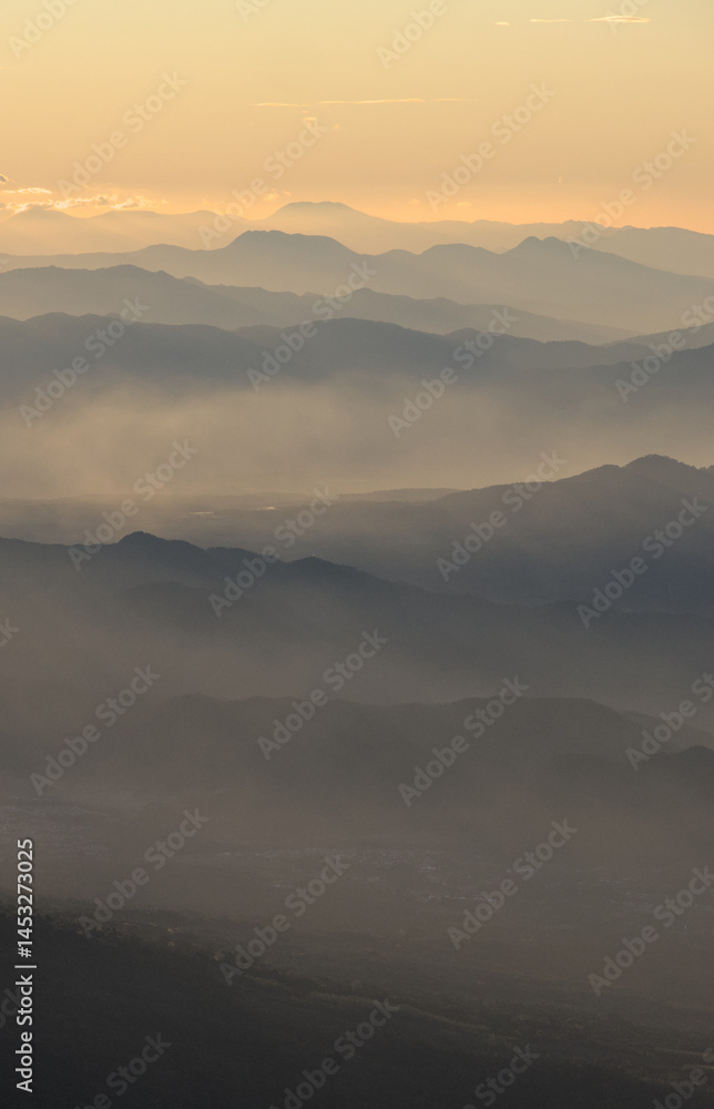 Obraz premium beautiful landscape view of guatemalan highlands mountains with pine trees and vulcan de agua volcano from acatenango basecamp (hike hiking trekking) famous travel destination sunrise sun shine trees