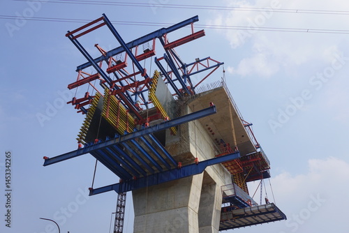 Tableau sur toile balance cantilever in an elevated toll road construction project