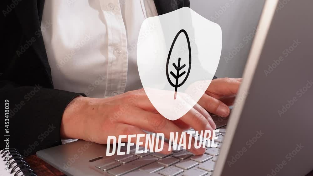 Primer plano de las manos de una mujer trabajando en un teclado de computadora con un ícono de escudo que contiene una hoja, debajo del cual está la frase