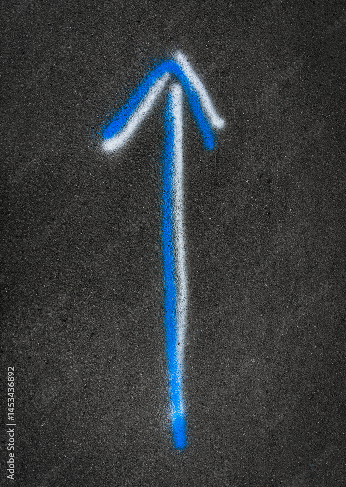 Blau-weißer Pfeil auf der Straße