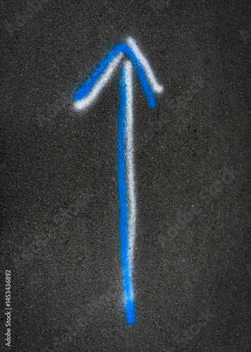 Blau-weißer Pfeil auf der Straße