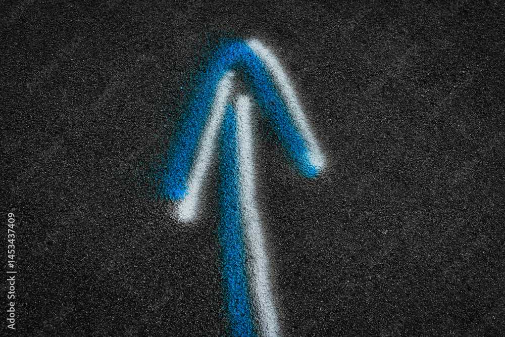 Blau-weißer Pfeil auf der Straße