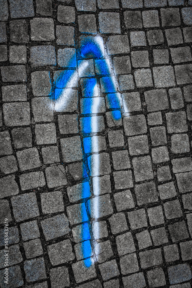Blau-weißer Pfeil auf der Straße