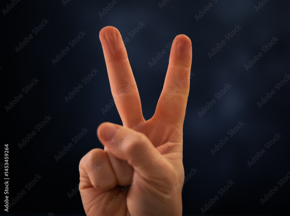 Victory-Zeichen mit zwei Fingern