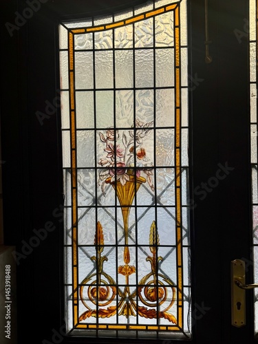 Ventana de puerta con dibujo bonito