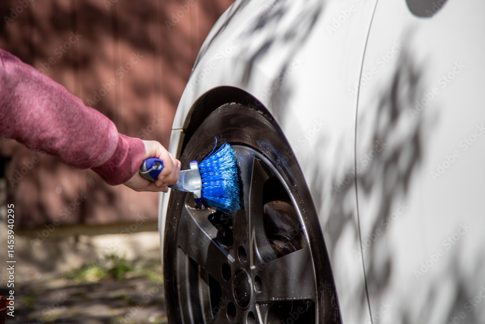 Autoreifen säubern mit einer Felgenbürste