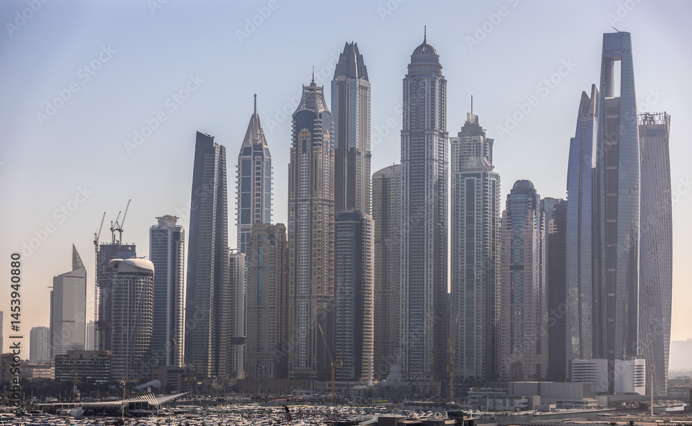 Hochhäuser im Hafen von Dubai im Sonnenaufgang