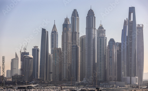 Obraz na płótnie Hochhäuser im Hafen von Dubai im Sonnenaufgang w salonie