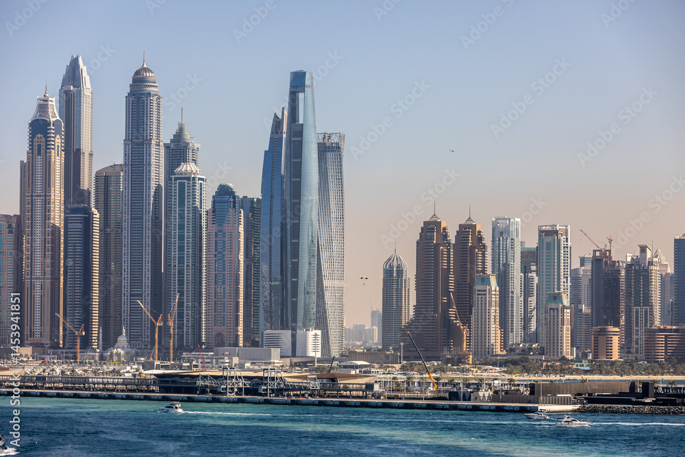 Hochhäuser im Hafen von Dubai im Sonnenaufgang