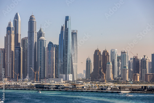 Obraz na płótnie Hochhäuser im Hafen von Dubai im Sonnenaufgang w salonie