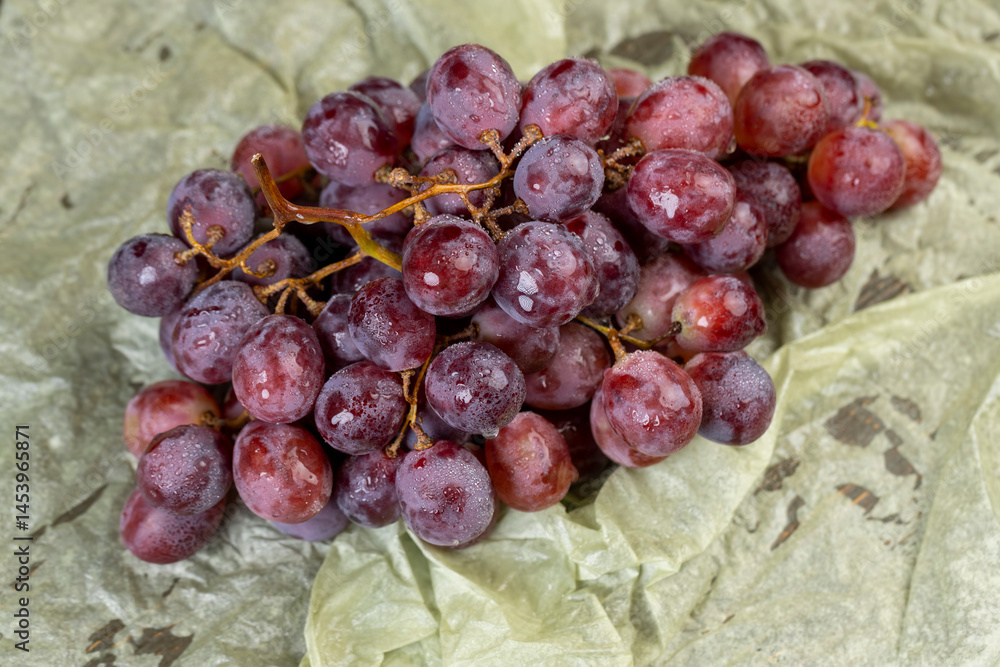 wet ripe grapes , clean wet grapes safe for eating, close up
