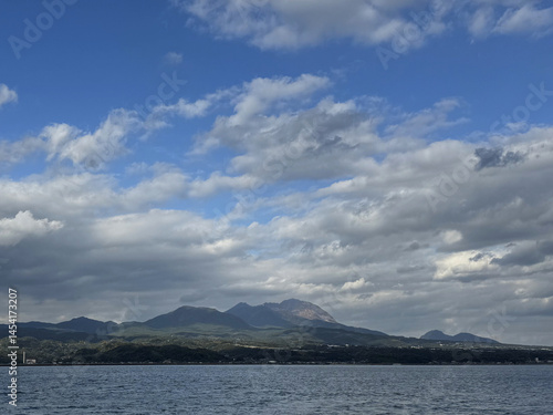海と雲と山の景色