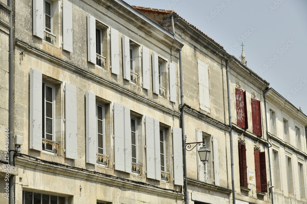 Fototapeta premium L'architecture typique des façades de maisons traditionnelles dans le sud-ouest de la France à Villevois-Lavalette en Charente 
