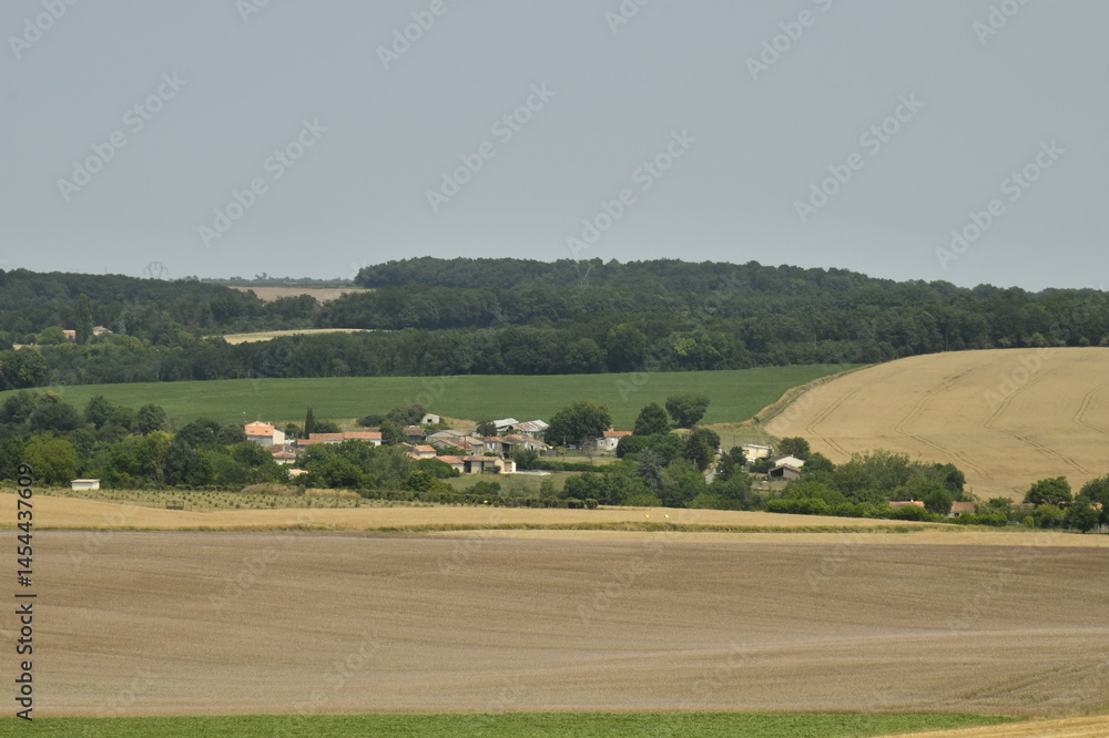 Fototapeta premium L'un des hameaux dans les champs aux environs de Villebois-Lavalette en Charente 