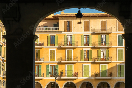 Obraz na płótnie Historic buildings on Plaza Mayor in Palma de Mallorca, Spain w salonie