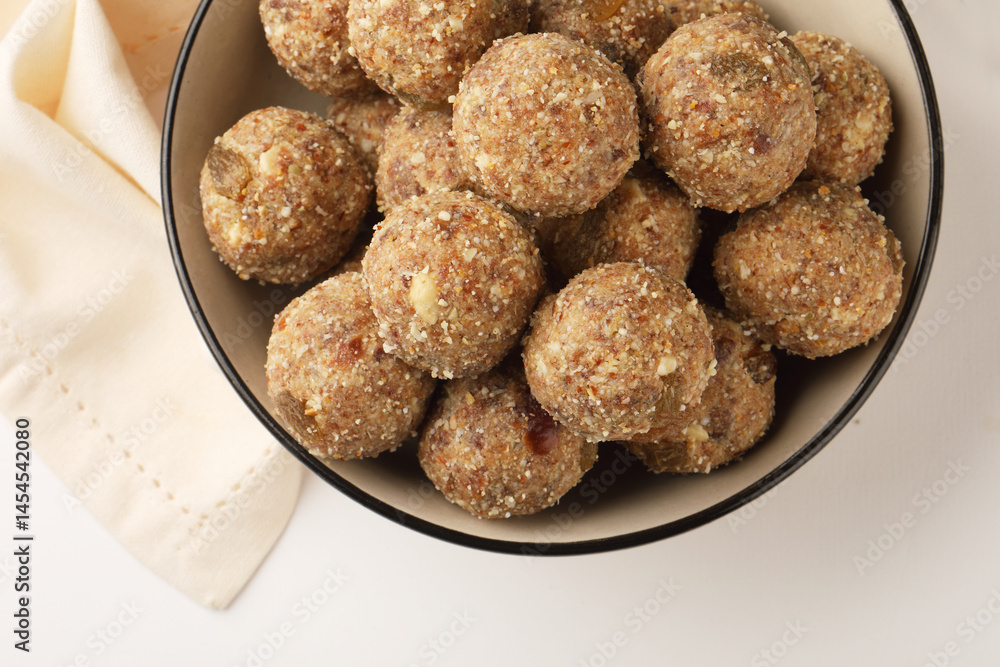 Φωτογραφία Healthy snacks, fitness lifestyle and high fiber diet concept with dates and dry