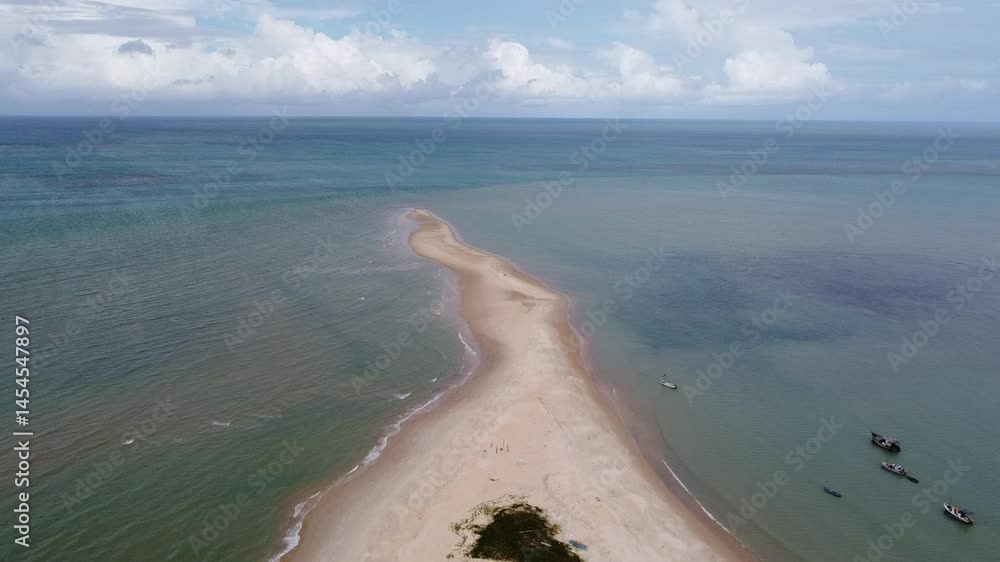 Vista aérea faixa de areia adentrando o mar.
Ponto do Corumbau, Bahia - BR
