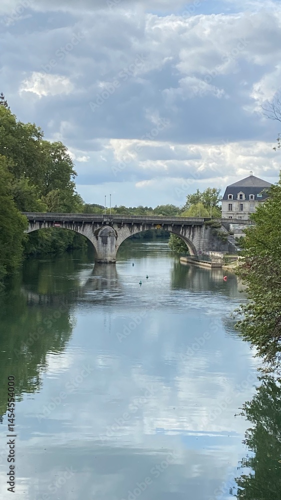 Fototapeta premium Pont à arches traversant la Charente aux eaux miroir à Angoulême 