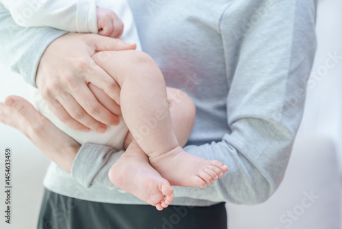 抱っこされている赤ちゃんの足