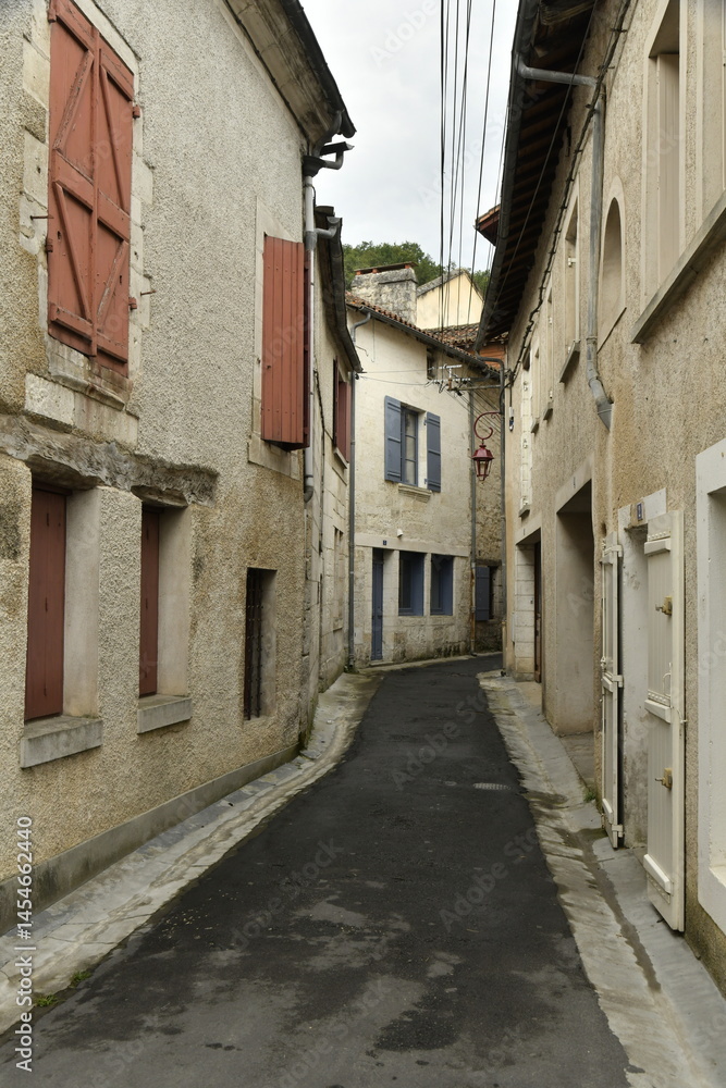 Fototapeta premium Ruelle typique au centre médiéval de Brantôme au Périgord Vert