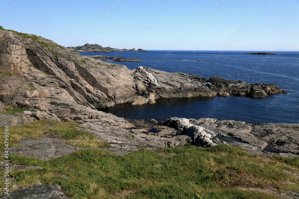 Obraz premium Landscape photo with a view of a sea and rocky shore in the village of A on the Lofoten Islands in Norway