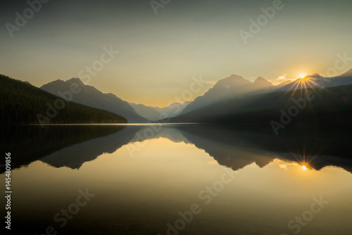 Obraz na płótnie Warm Sunburst Starts The Day Over Bowman Lake In Glacier w salonie