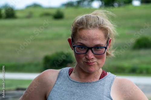 Obraz na płótnie Woman With Glasses Gives Camera A Sassy Look w salonie