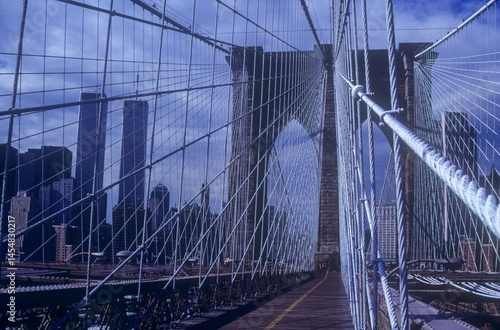 Obraz na płótnie View of the Twin Towers from the Brooklyn Bridge in NYC from the 1980s. w salonie
