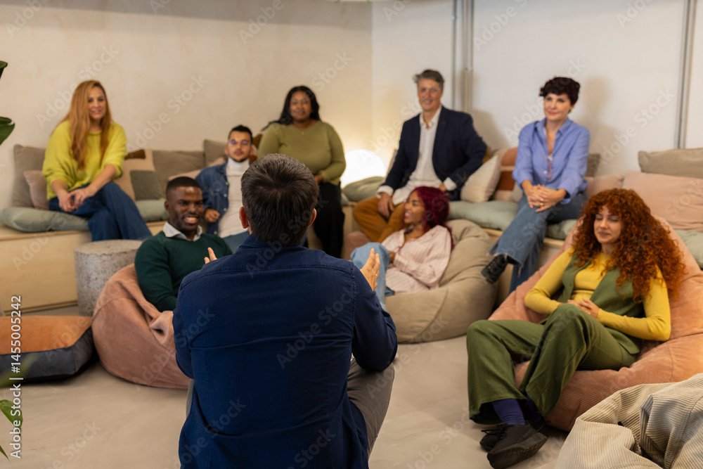 Obraz premium Business team listening to coach during meeting in coworking space